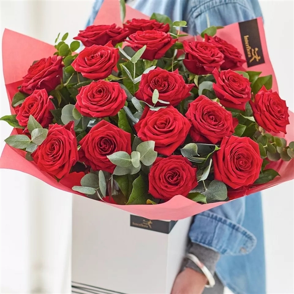 18 RED ROSE HAND TIED